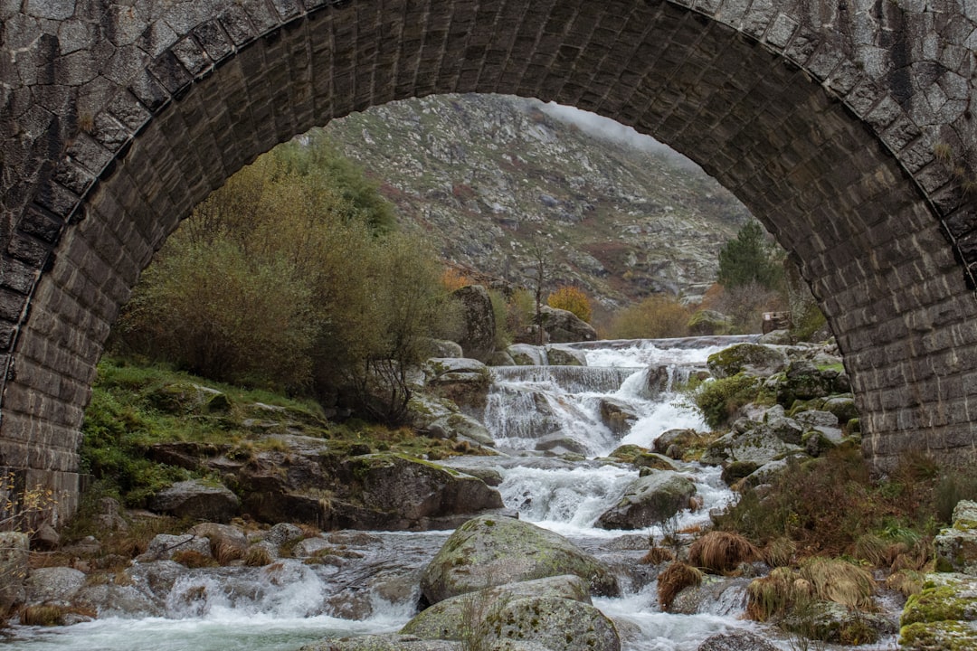 Köprüden Geçmek Rüyası: İçsel Geçişler ve Karar Anları