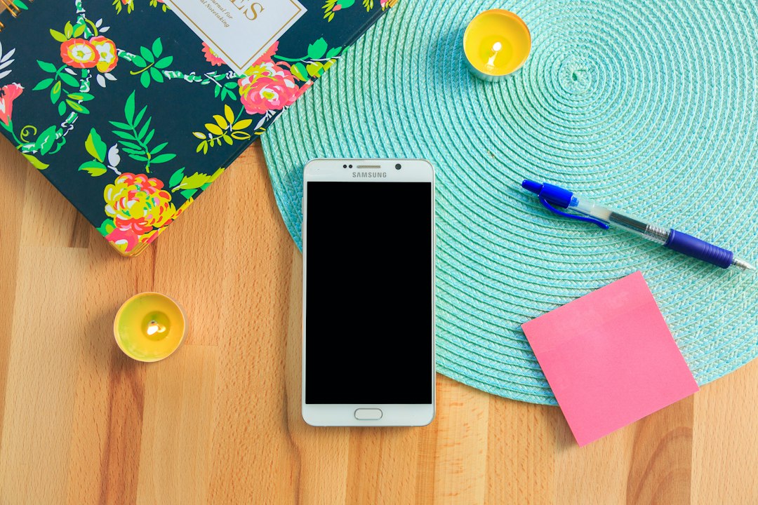 Birinin ellerinde telefon ile rüya sembolizmi içeren yakın çekim